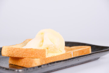 バニラアイスを乗せたトーストパン
