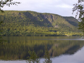 Blick über malerischen See in Schweden