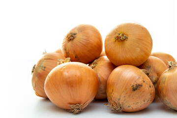 白いテーブルの上に山積みの玉ねぎ