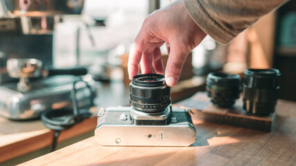 SNSで人気の高いフィルムカメラにオールドレンズを装着する風景