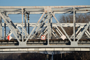 metalowy most kolejowy, zbliżenie © Arkadiusz