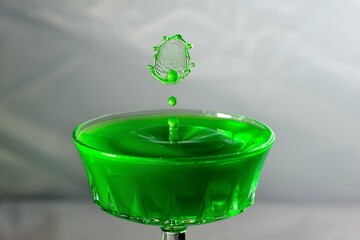Grüne Kunst im Likörglas.