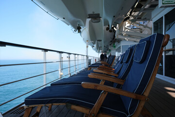 Sonnenliegen auf Luxus Kreuzfahrtschiff - Sun loungers and deck chairs on luxury Cunard oceanliner,...