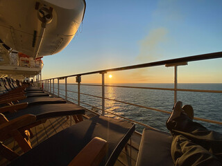 Sonnenliegen auf Luxus Kreuzfahrtschiff - Sun loungers and deck chairs on luxury Cunard oceanliner,...