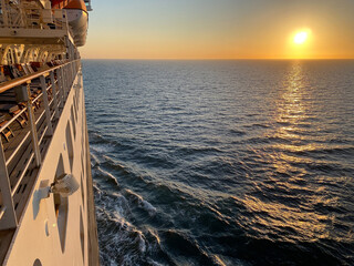 Sonnenliegen auf Luxus Kreuzfahrtschiff - Sun loungers and deck chairs on luxury Cunard oceanliner,...
