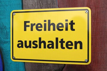 Fototapeta premium Schild mit der Aufschrift Freiheit aushalten
