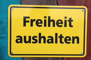 Fototapeta premium Schild mit der Aufschrift Freiheit aushalten