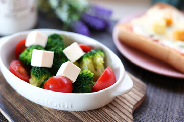 ピザトーストとブロッコリーとトマトのサラダ