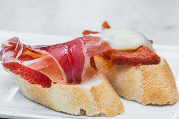 Baked bread topped with bacon and served with a cocktail