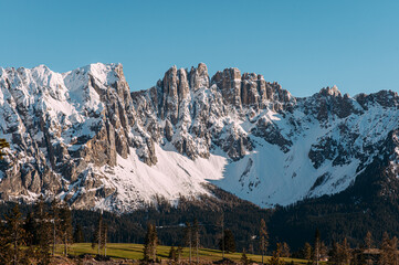 schneebedeckte Rosengruppe in den Dolomiten in Südtirol