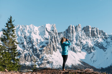 Junge Frau vor schneebedeckter Berglandschaft in den Dolomiten Rosengruppe in Südtirol Italien