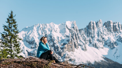 Frau vor der Bergkette mit Schnee in den Dolomiten in Südtirol