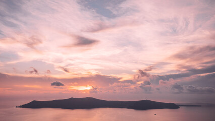 lilafarbener Himmel über Santorin in Griechenland