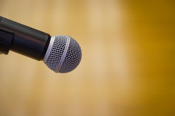 Obraz premium Close up of microphone on a podium in an auditorium