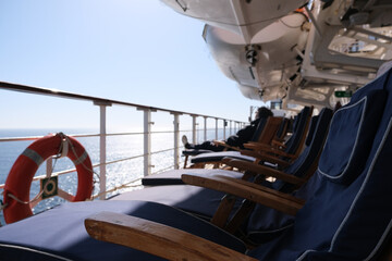 Sonnenliegen auf Luxus Kreuzfahrtschiff - Sun loungers and deck chairs on luxury Cunard oceanliner,...