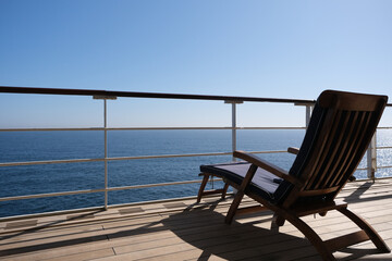 Sonnenliegen auf Luxus Kreuzfahrtschiff - Sun loungers and deck chairs on luxury Cunard oceanliner,...