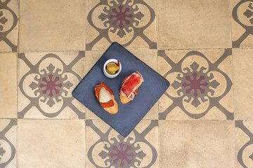 Bruschetta topped with bacon and served with a cocktail 