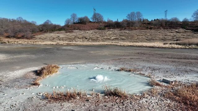 Il geyser della Caldara di Manziana, Lazio, Italia.
L'acqua ribolle emergendo dal sottosuolo, come la solfatara.
