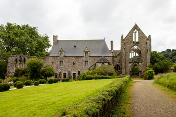 Fototapeta na wymiar Paimpol. Vue générale des bâtiments de l'abbaye de Beauport. Côtes-d'Armor. Bretagne