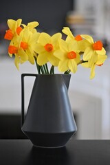 Bouquet de fleurs jaunes dans un pot