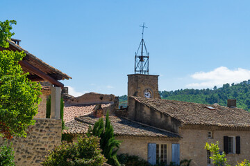 Vue sur le clocher et les toits d'Ansouis. Provence. France