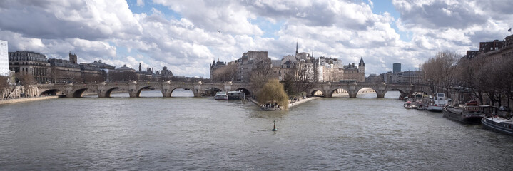 Vue sur la Seine et l'Île de la Cité, depuis le Pont des Arts. Paris, France
