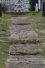 石畳の道と三角の形がある建物