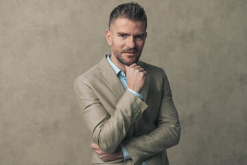 Fototapeta premium fashion model touching his chin, folding his arms