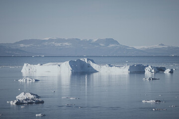 formas y texturas de icebergs extremos en el circulo polar artico