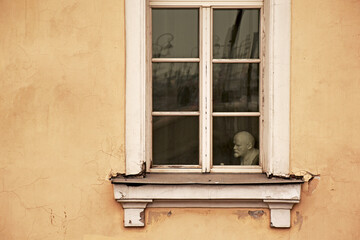 Fototapeta na wymiar Old window and Vladimir Lenin in the background