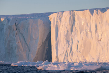 formas y texturas de icebergs extremos en el circulo polar artico
