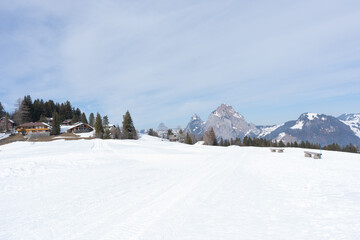 The Stoos ridge hike from Klingenstock to Fronalpstock offers spectacular views of more than ten Swiss lakes and countless Alpine peaks in Central Switzerland. Alongside the fascinating panorama, 