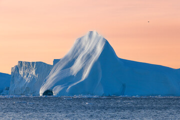 Fototapeta na wymiar texturas y formas de grandes icebergs en el circulo polar artico.