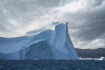 texturas y formas de grandes icebergs en el circulo polar artico.