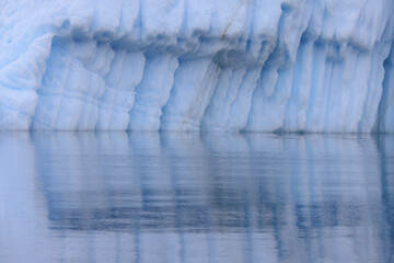 texturas y formas de grandes icebergs en el circulo polar artico.