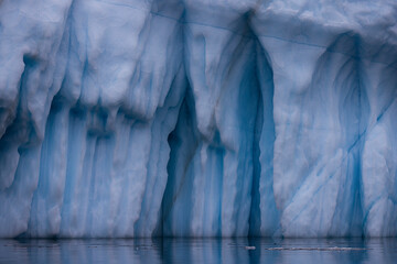 texturas y formas de grandes icebergs en el circulo polar artico.