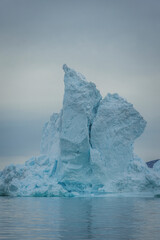 Fototapeta na wymiar texturas y formas de grandes icebergs en el circulo polar artico.