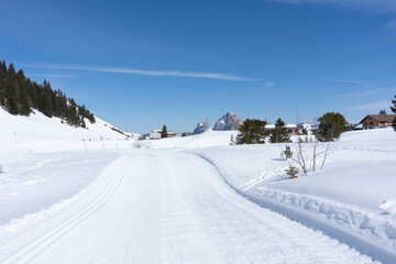 Flumserberg, Skiers, snowboarders, carvers, families all enjoy their time on the ski runs of winter sports resort located directly above Lake Walen. 65 km of perfectly groomed slopes invite you.