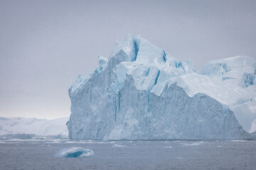 texturas y formas de grandes icebergs en el circulo polar artico.