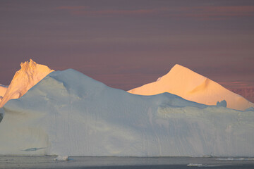 Grandes icebergs flotando sobre el mar en el circulo polar artico.