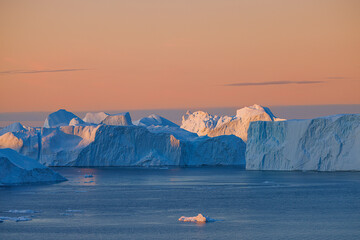 Grandes icebergs flotando sobre el mar en el circulo polar artico.