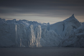 Grandes icebergs flotando sobre el mar en el circulo polar artico.