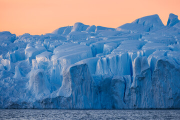 Grandes icebergs flotando sobre el mar en el circulo polar artico.