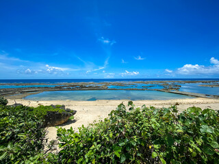 晴れた日の沖縄県島尻郡八重瀬町の玻名城の郷海岸