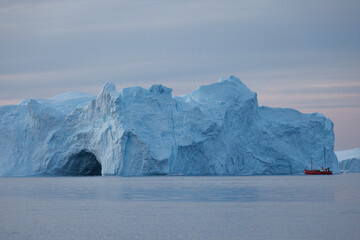 Grandes icebergs flotando sobre el mar en el circulo polar artico.