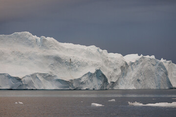 Grandes icebergs flotando sobre el mar en el circulo polar artico.