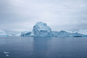Fototapeta na wymiar Grandes icebergs flotando sobre el mar en el circulo polar artico.
