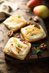 Pies with pear, figs and cream