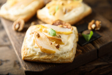 Pies with pear, figs and cream