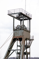 Alter Förderturm bei einer alten Erzmine
